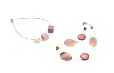 Beyaz arka plan üzerinde kadın için büyük kolye