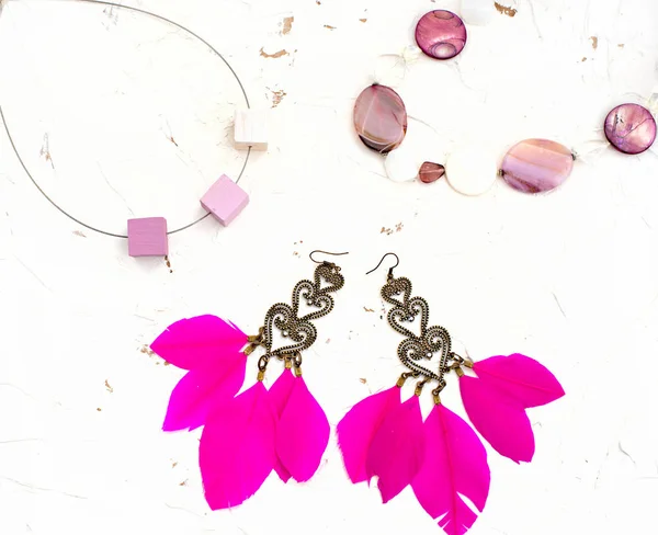 Halskette für Frauen Ohrringe mit Federn rosa weißem Hintergrund — Stockfoto