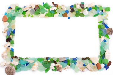 Deniz kabukları eski ahşap arka plan üzerinde kümesi