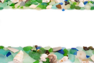 Deniz kabukları eski ahşap arka plan üzerinde kümesi