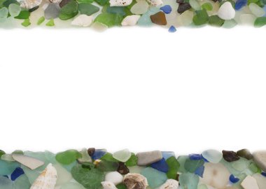 Deniz kabukları eski ahşap arka plan üzerinde kümesi