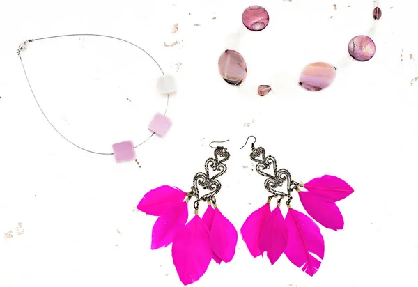 Collier pour femmes boucles d'oreilles avec plumes fond rose blanc — Photo