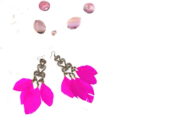 Halskette für Frauen Ohrringe mit Federn rosa weißem Hintergrund — Stockfoto