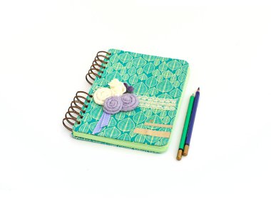 beyaz arkaplanda dizüstü bilgisayar ve kalem