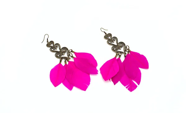 Collier pour femmes boucles d'oreilles avec plumes fond rose blanc — Photo