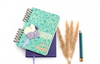 beyaz arkaplanda dizüstü bilgisayar ve kalem