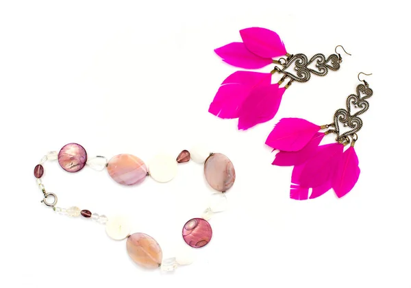 Collier pour femmes boucles d'oreilles avec plumes fond rose blanc — Photo