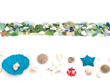 Deniz kabukları eski ahşap arka plan üzerinde kümesi