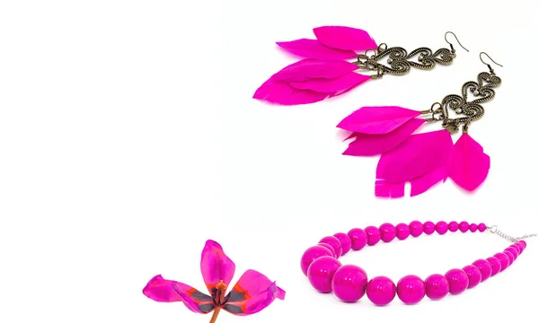 Ketting voor vrouwen oorbellen met veren roze witte achtergrond — Stockfoto