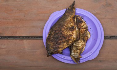 Tabak pişmiş balık