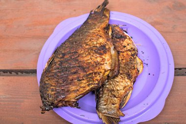 Tabak pişmiş balık