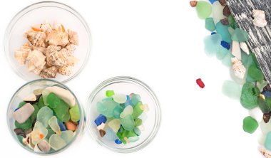 Deniz kabukları eski ahşap arka plan üzerinde kümesi