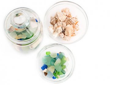 bir cam fincan beyaz arka plan üzerinde renkli çakıl