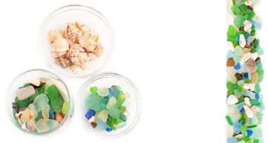 bir cam fincan beyaz arka plan üzerinde renkli çakıl