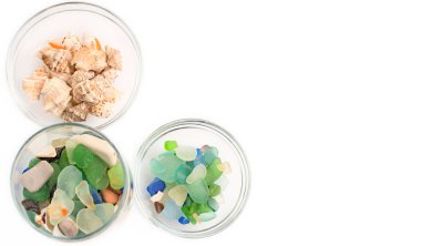 bir cam fincan beyaz arka plan üzerinde renkli çakıl