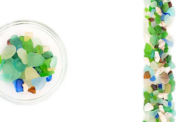 Seixos coloridos em uma taça de vidro no fundo branco — Fotografia de Stock