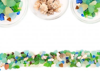 Deniz taş ve cam kaplar içinde kabuklar