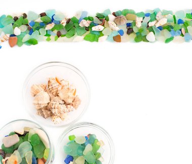 bir cam fincan beyaz arka plan üzerinde renkli çakıl