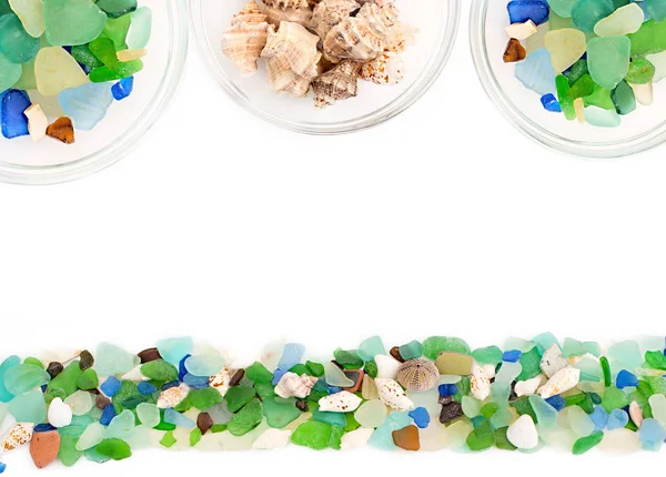 Deniz taş ve cam kaplar içinde kabuklar