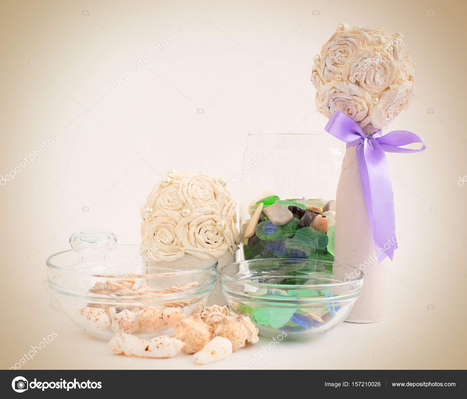 Ciottoli di mare e conchiglie in contenitori di vetro — Foto Stock