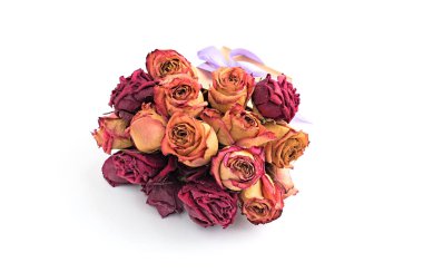 Kraft torba kurdele ile kırmızı kuru gül buketi