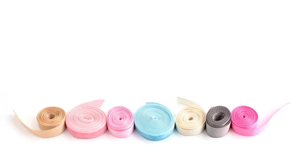 Un rollo de cinta de color para la elaboración y decoración — Foto de Stock