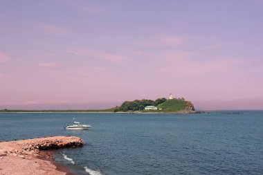 Sahil kısmı ile parlak deniz manzaraları olan çakıl