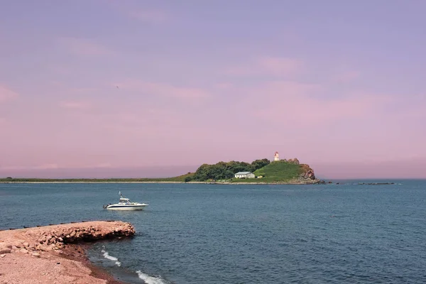 Paysages marins lumineux avec une partie de la côte est le caillou — Photo