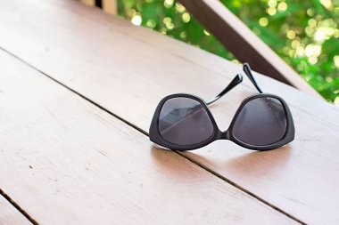 Bahçedeki masada güneş gözlüğü