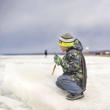 Karda oynarken mutlu çocuk