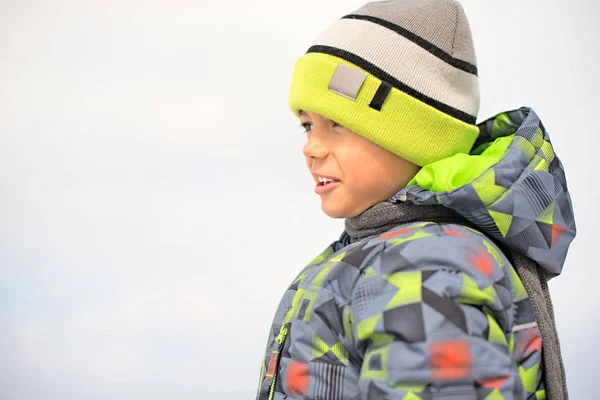 Glücklicher Junge beim Spielen im Schnee — Stockfoto