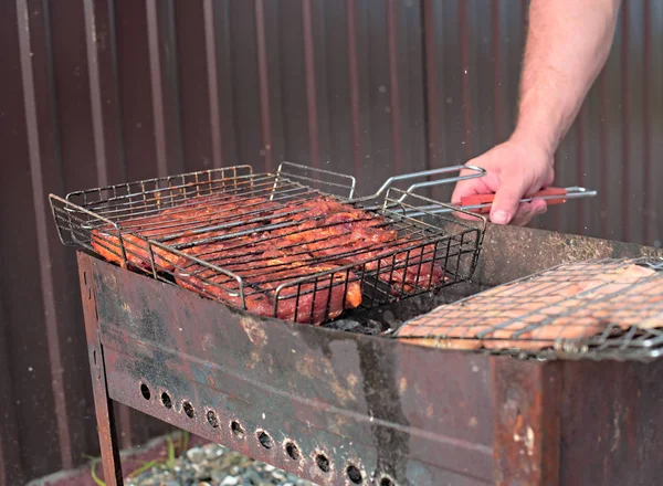 Barbecue di carne in un campeggio serale estivo — Foto Stock