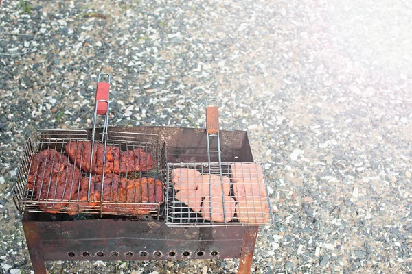 Churrasco de carne em um acampamento da noite de verão — Fotografia de Stock