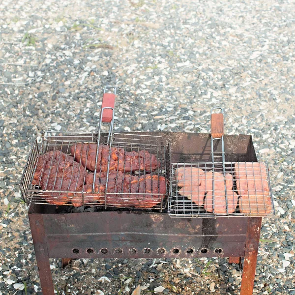 Barbecue di carne in un campeggio serale estivo — Foto Stock