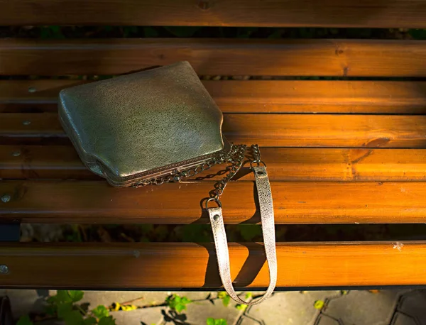 Mooie tas voor vrouwen, liggend op een houten bankje — Stockfoto