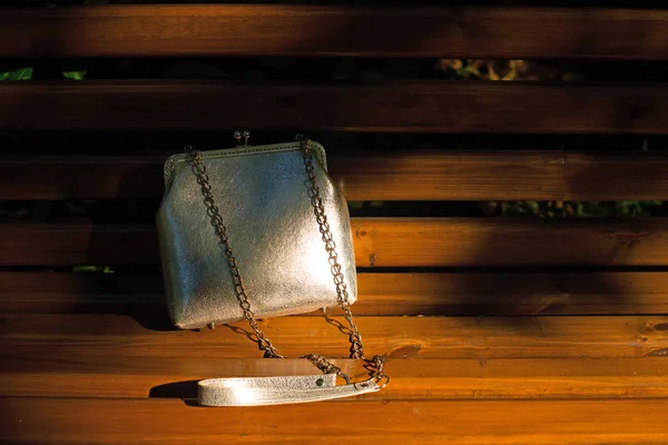 Mooie tas voor vrouwen, liggend op een houten bankje — Stockfoto