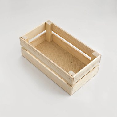 Sebze gri arka plan üzerinde hafif ahşap sandık