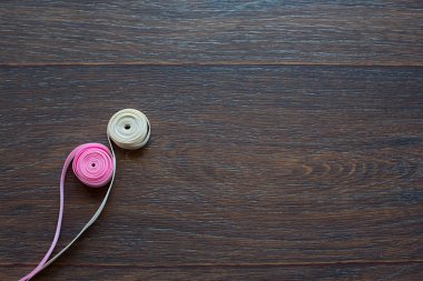 Koyu ahşap arka plan dekoratif saten kurdele