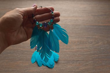 Tüyleri ile uzun küpeler el tutar