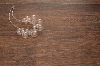 Ahşap arka plan camına kadınlar için güzel kolye