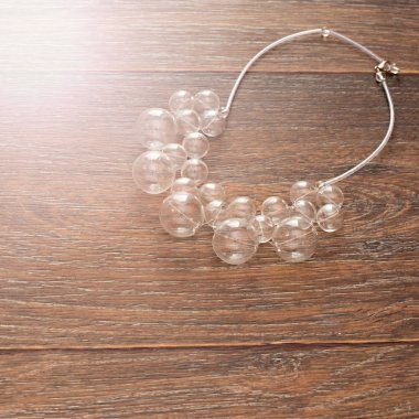 Ahşap arka plan camına kadınlar için güzel kolye