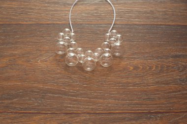 Ahşap arka plan camına kadınlar için güzel kolye