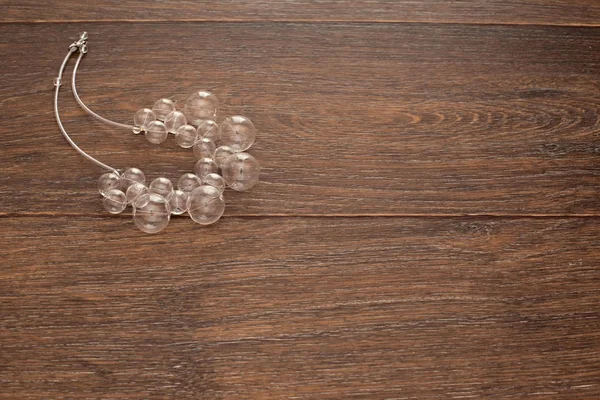 Ahşap arka plan camına kadınlar için güzel kolye