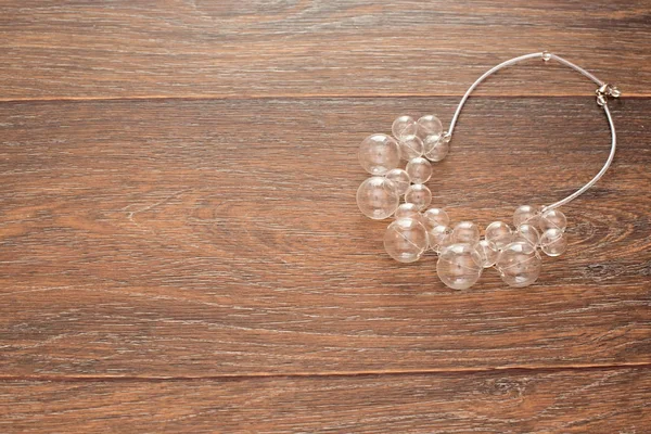 Ahşap arka plan camına kadınlar için güzel kolye