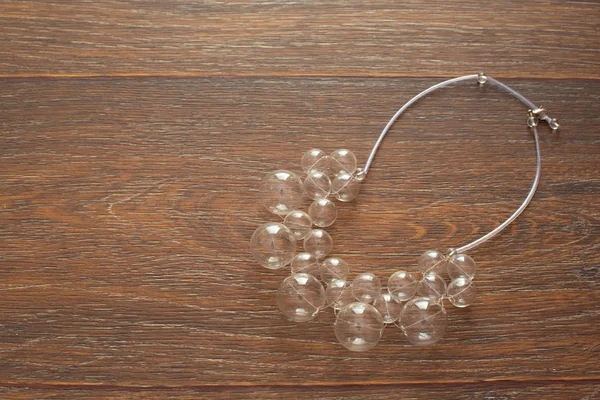 Ahşap arka plan camına kadınlar için güzel kolye