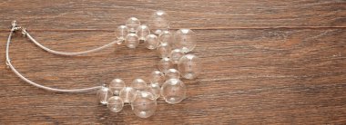 Ahşap arka plan camına kadınlar için banner güzel kolye.