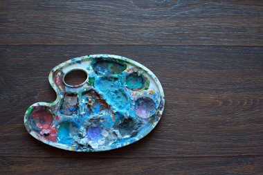 Sanatsal ahşap koyu arka plan üzerinde renk paleti.