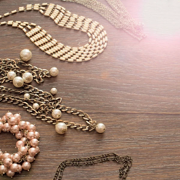 Bayan Takı ahşap koyu arka plan üzerinde dekoratif bileşimi.