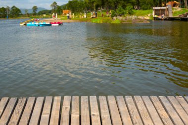 Bulanık su arka plan arka plan üzerinde Vintage ahşap masa.