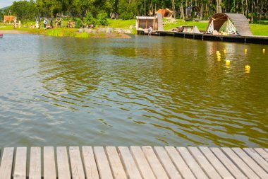 Bulanık su arka plan arka plan üzerinde Vintage ahşap masa.